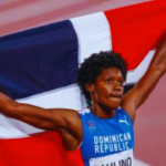 La velocista Marileidy Paulino ondeando bandera dominicana en los juegos olímpicos Paris 2024